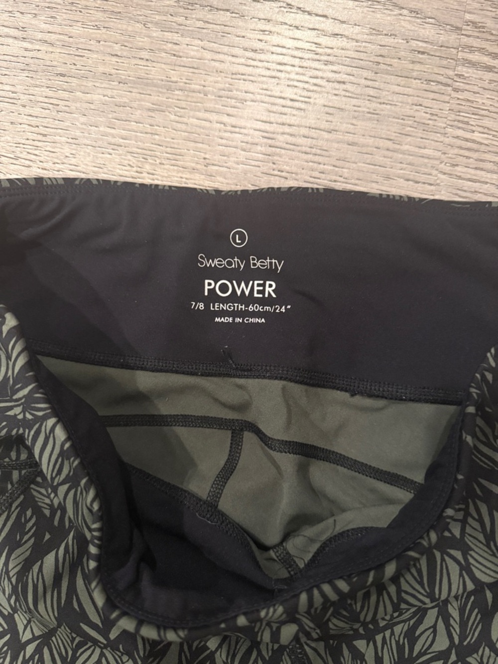 Sweaty Betty Power Leggings size L Black & Olive Green Leaf pattern - Picture 2 of 4